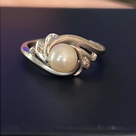 10K White Gold Pearl & Diamond SZ 7 Ring .0988 ounces or 2.8 grams